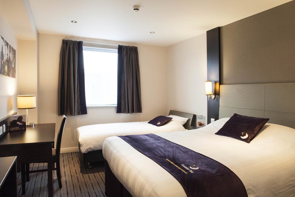 Ower Premier Inn Southampton West חדר תמונה